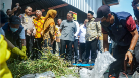 Foto: Istimewa
Menteri Perdagangan Budi Santoso didampingi Bupati Gresik meninjau harga sembako di Pasar Sidayu, Jumat 10 April 2026. Foto: Istimewa