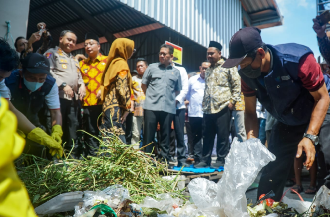 
					Foto: Istimewa
Menteri Perdagangan Budi Santoso didampingi Bupati Gresik meninjau harga sembako di Pasar Sidayu, Jumat 10 April 2026. Foto: Istimewa