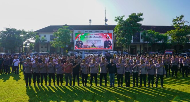 
					Kapolres Jombang bersama personel foto bersama usai apel pengamanan peringatan May Day 2026
