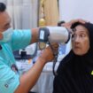 Para dokter dan paramedis melakukan pemeriksaan awal kelayakan pasien untum diperias, acara ini diikuti 300 pendatar untul screening dan 125 diantaranya ikuti proses selanjutnya. Foto: Ist