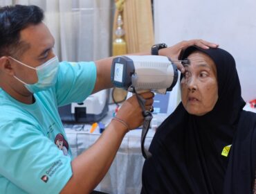 Para dokter dan paramedis melakukan pemeriksaan awal kelayakan pasien untum diperias, acara ini diikuti 300 pendatar untul screening dan 125 diantaranya ikuti proses selanjutnya. Foto: Ist