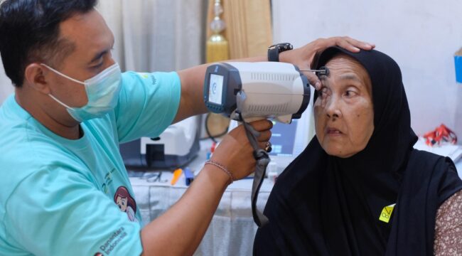 Para dokter dan paramedis melakukan pemeriksaan awal kelayakan pasien untum diperias, acara ini diikuti 300 pendatar untul screening dan 125 diantaranya ikuti proses selanjutnya. Foto: Ist