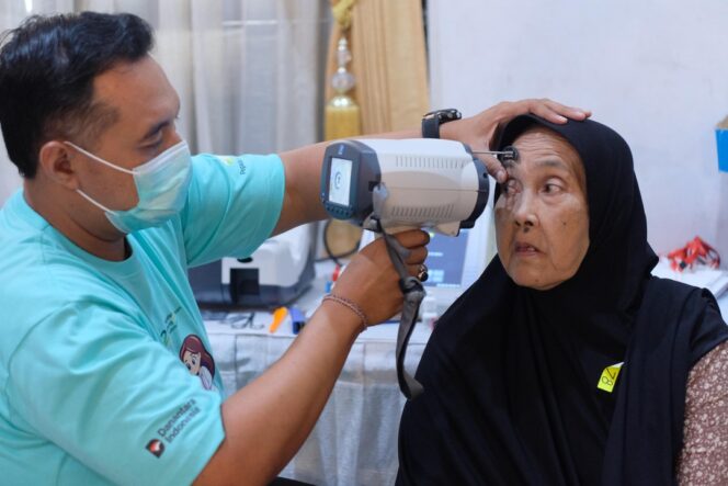 
					Para dokter dan paramedis melakukan pemeriksaan awal kelayakan pasien untum diperias, acara ini diikuti 300 pendatar untul screening dan 125 diantaranya ikuti proses selanjutnya. Foto: Ist