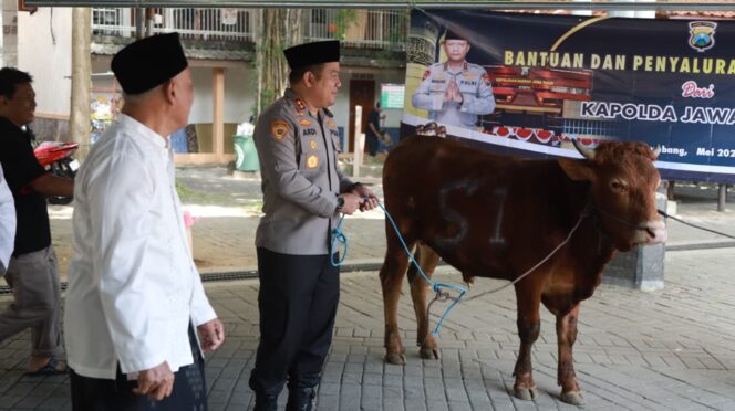 
					Kapolres Jombang saat serahkan langsung bantuan hewan kurban dari Kapolda Jatim