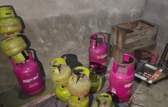 
					barang bukti tabung elpiji maupun timbangan yang diamankan petugas