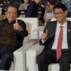 Menkeu Purbaya (kanan)