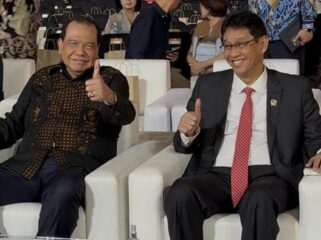 Menkeu Purbaya (kanan)