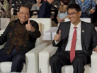 Menkeu Purbaya (kanan)