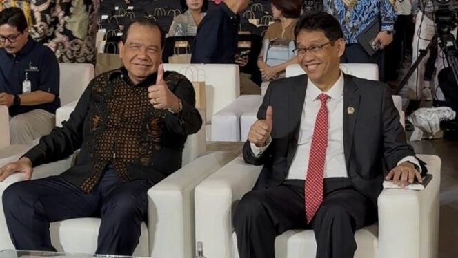 
					Menkeu Purbaya (kanan)