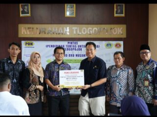 PT Oxo Nusantara serahkan delapan beasiswa kejar Paket B/C untuk warga Tlogopojok, Gresik, Kamis, 30 April 2026. Foto: ist