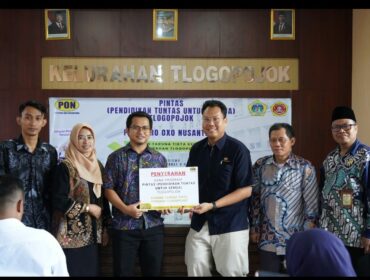 PT Oxo Nusantara serahkan delapan beasiswa kejar Paket B/C untuk warga Tlogopojok, Gresik, Kamis, 30 April 2026. Foto: ist