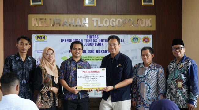 PT Oxo Nusantara serahkan delapan beasiswa kejar Paket B/C untuk warga Tlogopojok, Gresik, Kamis, 30 April 2026. Foto: ist