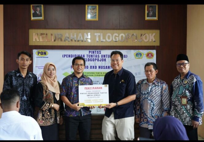 
					PT Oxo Nusantara serahkan delapan beasiswa kejar Paket B/C untuk warga Tlogopojok, Gresik, Kamis, 30 April 2026. Foto: ist