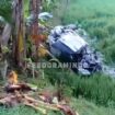 Mobil Avan terlempar 20 meter ke persawahan, akibat dihantam KA Argo Bromo  Jumat dini hari pukul 02.45, 1 Mei 2026, di Grobogan, Jawa Tengah. Foto: isy