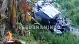 Mobil Avan terlempar 20 meter ke persawahan, akibat dihantam KA Argo Bromo  Jumat dini hari pukul 02.45, 1 Mei 2026, di Grobogan, Jawa Tengah. Foto: isy