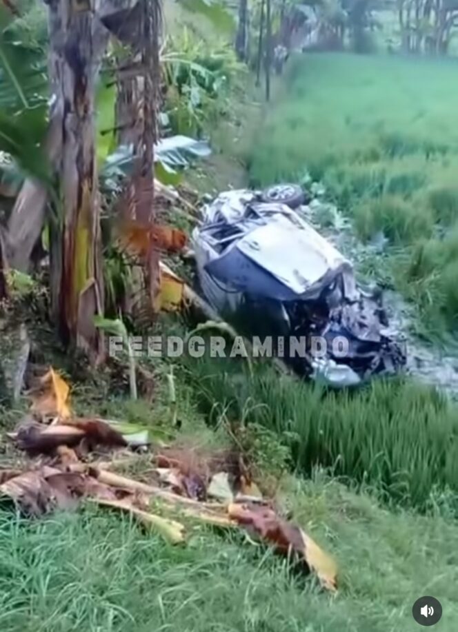 
					Mobil Avan terlempar 20 meter ke persawahan, akibat dihantam KA Argo Bromo  Jumat dini hari pukul 02.45, 1 Mei 2026, di Grobogan, Jawa Tengah. Foto: isy