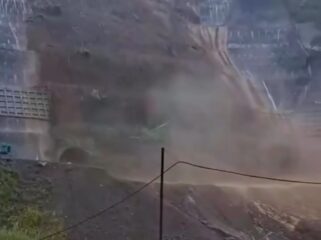 Longsor besar Jumat siang, Jumat 1 Mei 206 , terjadi pada proyek PLTA Upper Cisohi, Bandung Barat. Foto: ist