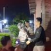 Warga dan polisi berhasil meringkus Ade Darmawan setela menusuk pacar dan adiknya, di desa Purisemanding, Plandaan, Jombabg, 30 April 2026. Foto: Instagram@kabarjombang