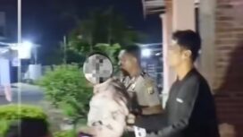 Warga dan polisi berhasil meringkus Ade Darmawan setela menusuk pacar dan adiknya, di desa Purisemanding, Plandaan, Jombabg, 30 April 2026. Foto: Instagram@kabarjombang