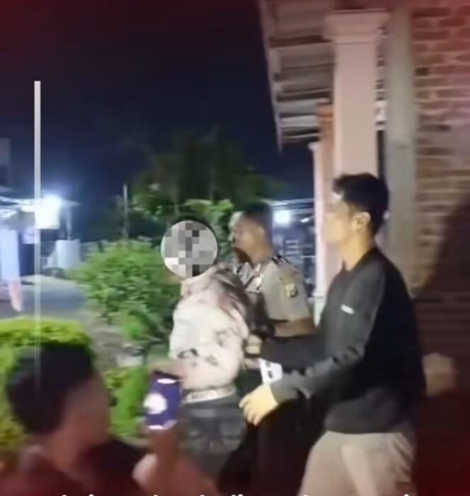 
					Warga dan polisi berhasil meringkus Ade Darmawan setela menusuk pacar dan adiknya, di desa Purisemanding, Plandaan, Jombabg, 30 April 2026. Foto: Instagram@kabarjombang