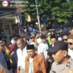 Massa melakukan aksi demo menuntut proses hukum terhadap Ashari, dalam kasus tindak kekerasan seksual kepada 50 santriwati Ponpes Dholo Kusumo, Sabtu, 2 Mei 2026. Foto: instagram@indonediaku.id