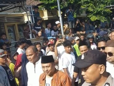 Massa melakukan aksi demo menuntut proses hukum terhadap Ashari, dalam kasus tindak kekerasan seksual kepada 50 santriwati Ponpes Dholo Kusumo, Sabtu, 2 Mei 2026. Foto: instagram@indonediaku.id