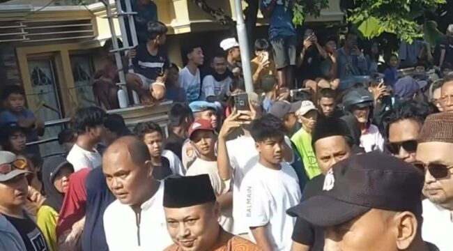 Massa melakukan aksi demo menuntut proses hukum terhadap Ashari, dalam kasus tindak kekerasan seksual kepada 50 santriwati Ponpes Dholo Kusumo, Sabtu, 2 Mei 2026. Foto: instagram@indonediaku.id