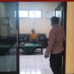Polisi melakukan olah TKP, kantor desa Buncita, Sedati, Sidoarjo, Minggu sore, 3 April 3926. Foto: ist