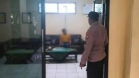 Polisi melakukan olah TKP, kantor desa Buncita, Sedati, Sidoarjo, Minggu sore, 3 April 3926. Foto: ist
