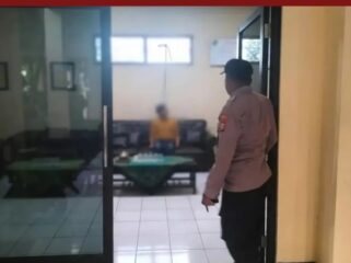 Polisi melakukan olah TKP, kantor desa Buncita, Sedati, Sidoarjo, Minggu sore, 3 April 3926. Foto: ist