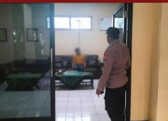 
					Polisi melakukan olah TKP, kantor desa Buncita, Sedati, Sidoarjo, Minggu sore, 3 April 3926. Foto: ist