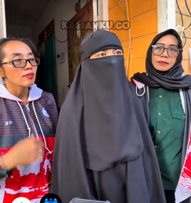 
					Ratnsari, tengah, saat diwawancara media wartawan, Minggu, 3 April 2026. Foto: instagram@kawanku.id