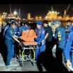 Petugas Polairud melakukan pertolongan korban evakuasi korban. Foto: Ist