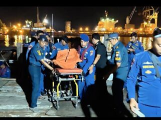 Petugas Polairud melakukan pertolongan korban evakuasi korban. Foto: Ist