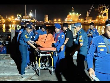 Petugas Polairud melakukan pertolongan korban evakuasi korban. Foto: Ist