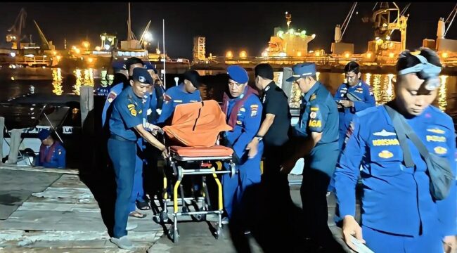 Petugas Polairud melakukan pertolongan korban evakuasi korban. Foto: Ist