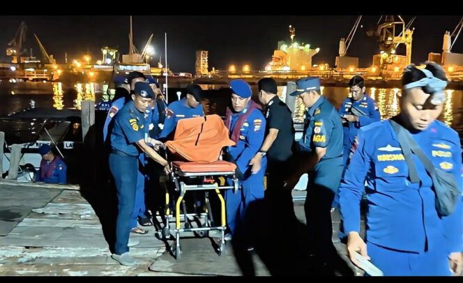 
					Petugas Polairud melakukan pertolongan korban evakuasi korban. Foto: Ist