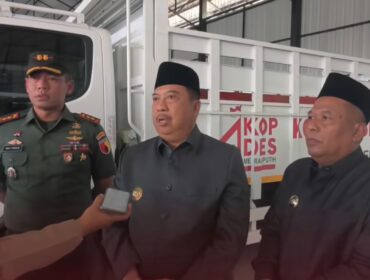 Bupati Jombang Warsubi  mengunjungi gerai KDMP di wilayah Jombang, Senin, 4 Mei 2026. Foto: jombang.go.id