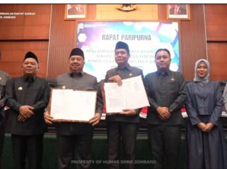 Pimpinan DPRD dan Bupati Jombang mengesahkan Perda Barang Milik Daerah 2026, dalam sidang paripurna di gedung dewan, Senin, 4 Mei 2026. Foto: instagram@dprd-jombang