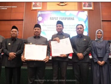 Pimpinan DPRD dan Bupati Jombang mengesahkan Perda Barang Milik Daerah 2026, dalam sidang paripurna di gedung dewan, Senin, 4 Mei 2026. Foto: instagram@dprd-jombang