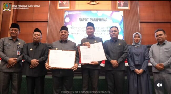 Pimpinan DPRD dan Bupati Jombang mengesahkan Perda Barang Milik Daerah 2026, dalam sidang paripurna di gedung dewan, Senin, 4 Mei 2026. Foto: instagram@dprd-jombang