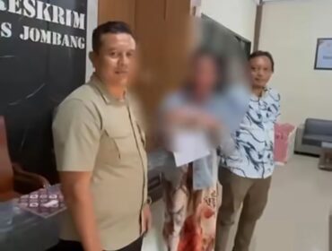 Petugas Polres Jombang amankan seorang wanita diduga pelaku kive di TitTok, siaran dari sebuah rumah kos di dusun Genengan, Pulolot, Jombang: Foto: ist
