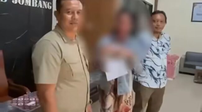 Petugas Polres Jombang amankan seorang wanita diduga pelaku kive di TitTok, siaran dari sebuah rumah kos di dusun Genengan, Pulolot, Jombang: Foto: ist