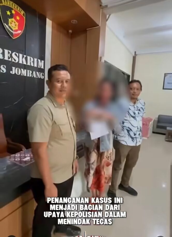 
					Petugas Polres Jombang amankan seorang wanita diduga pelaku kive di TitTok, siaran dari sebuah rumah kos di dusun Genengan, Pulolot, Jombang: Foto: ist