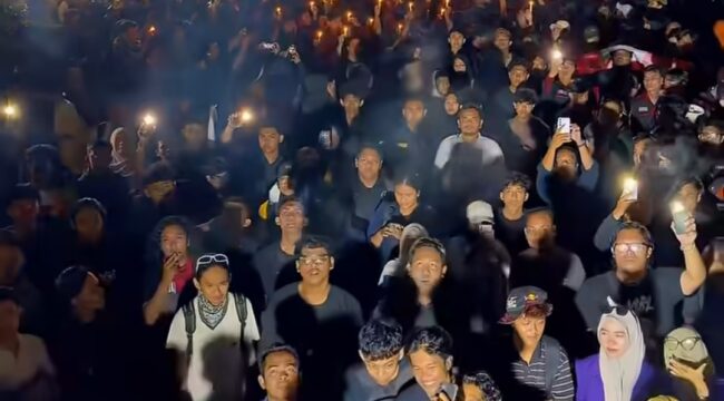 Suasana menjadi chaos, saat aksi itu berjalan hingga malam hari di depan gedung gubernur Kaltim, Selasa malam, 5 Mei 2026. Foto: instagram@mahasiswa.if
