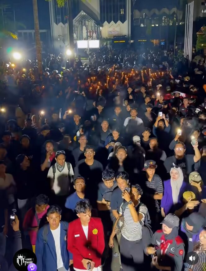 
					Suasana menjadi chaos, saat aksi itu berjalan hingga malam hari di depan gedung gubernur Kaltim, Selasa malam, 5 Mei 2026. Foto: instagram@mahasiswa.if