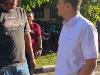 (Kiri) Satuan, 40, berhasil ditangkap oleh petugas polres Mojokerto, enam jam setelah terjadi pembacokan mertua dan istri, Rabu pagi sekitar pkl 09.00, 6 Mei 2026. Foto: instagram