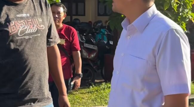 (Kiri) Satuan, 40, berhasil ditangkap oleh petugas polres Mojokerto, enam jam setelah terjadi pembacokan mertua dan istri, Rabu pagi sekitar pkl 09.00, 6 Mei 2026. Foto: instagram