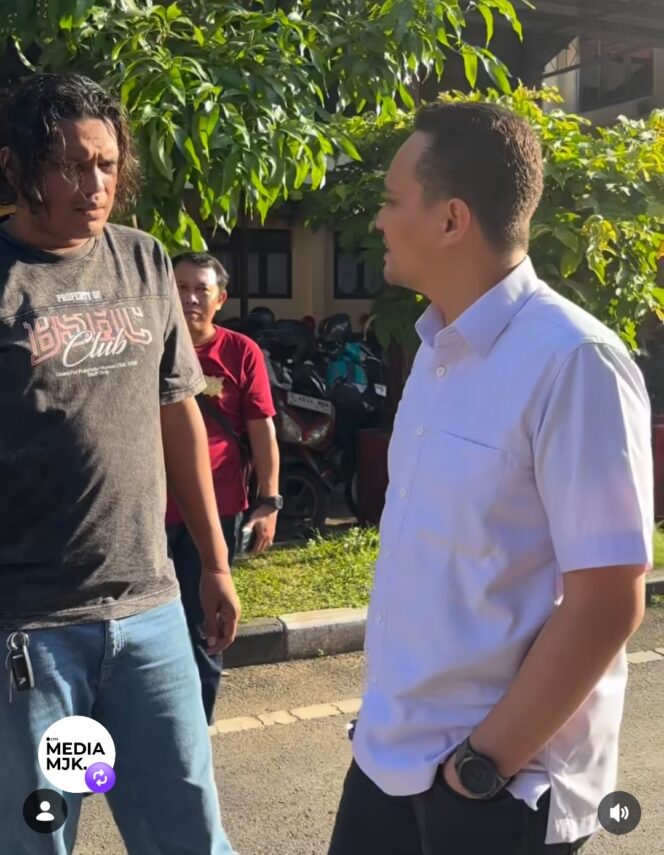 
					(Kiri) Satuan, 40, berhasil ditangkap oleh petugas polres Mojokerto, enam jam setelah terjadi pembacokan mertua dan istri, Rabu pagi sekitar pkl 09.00, 6 Mei 2026. Foto: instagram