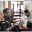Jaksa di Kejaksaan Negeri Sampang, Madura, Diecky E, SH sedang melakukan uji pemeriksaan kepastian narkoba 3,2 kg dari Polred Sampang, ternyata barang bukti itu tidak cocok dengan semua jenis narkotika. Foto: kejaksaan_negeri_sampang